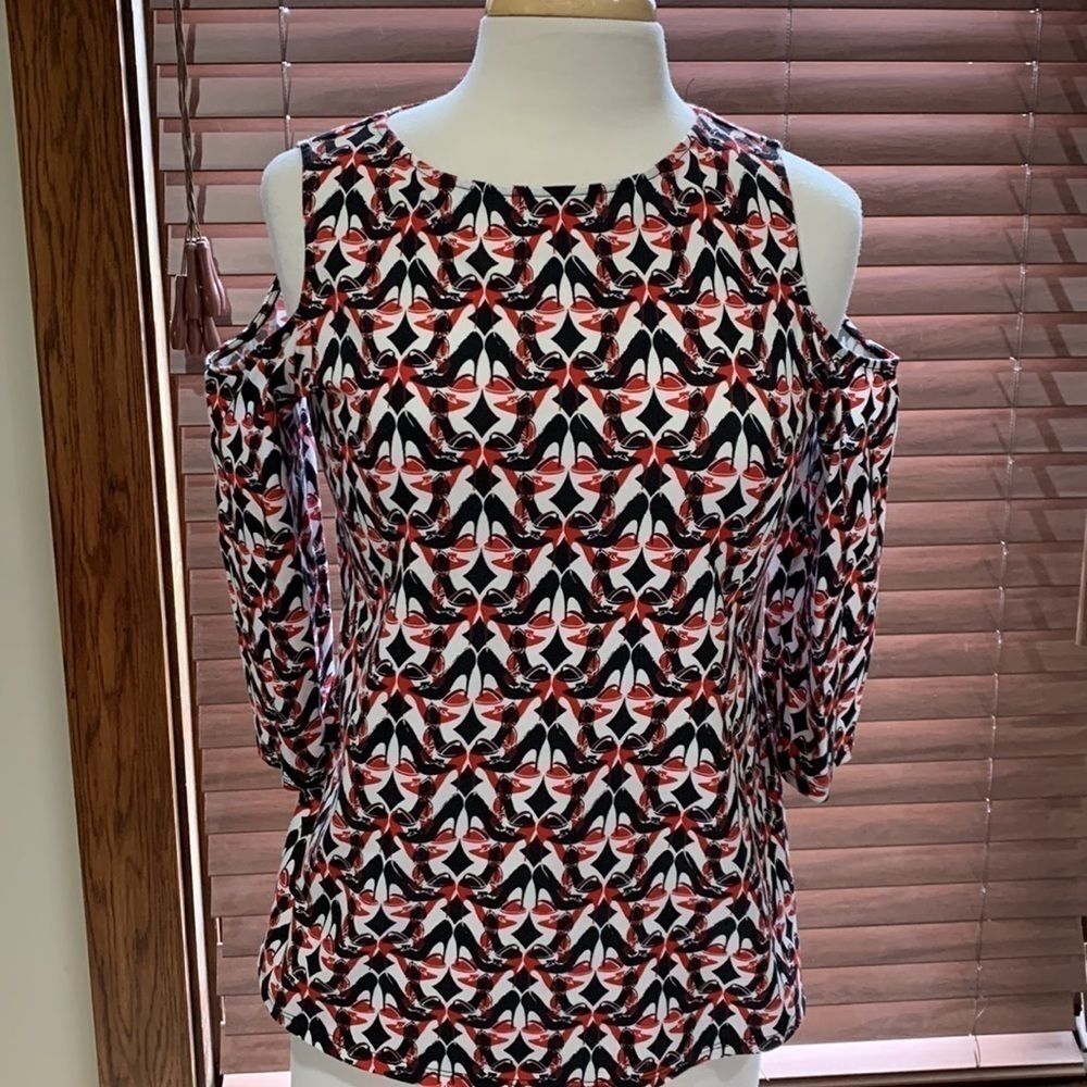 Chico’s shoe print cold shoulder top, Sz 0